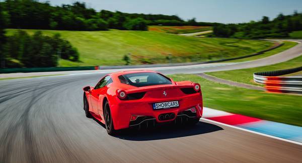 Jízda ve Ferrari 458 Italia na velkém závodním okruhu Autodromu Most