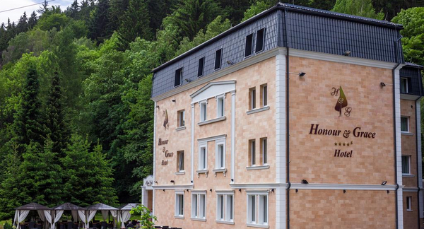 Noc ve fantastickém hotelu Honour & Grace**** s 6chodovým degustačním menu v srdci krušnohorských lesů pro dva