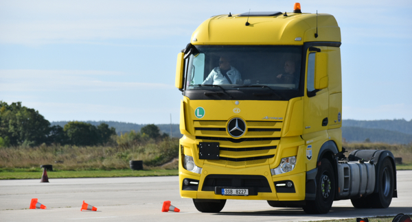 Jízda v moderním tahači Mercedes Benz Actros na polygonu u Příbrami