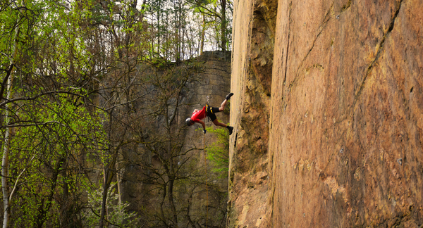 Adrenalinový rope jumping ze starého lomu nedaleko Prahy