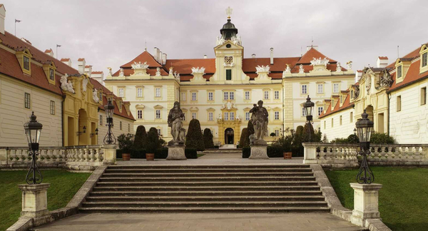 Pobyt na zámku Valtice se snídaní, ochutnávkou vín, prohlídkou zámku a cyklovýletem pro 2 osoby na 2 noci