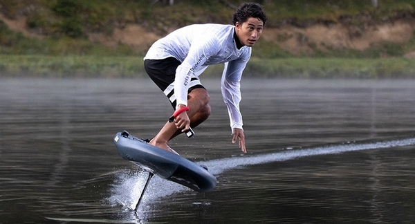 Surfování na E-foilu u slapské přehrady