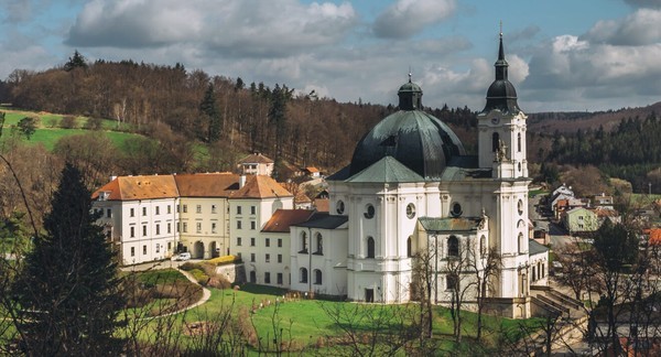 Noc na zámku Křtiny v Moravském krasu s polopenzí pro 2 osoby