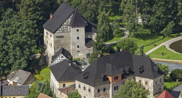 Fantastická dovolená plná historie na středověkém hradu Vildštejn s polopenzí, exkurzí a posezením na vinici pro dva