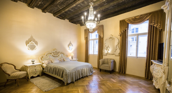Pobyt v elegantním historickém apartmánu na Malé Straně se středověkou all inclusive hostinou pro 2 osoby
