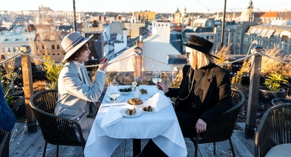 Jedinečné Aperitivo v Pytloun Sky bar & Restaurant Prague s kouzelným výhledem na Prahu pro 2 osoby