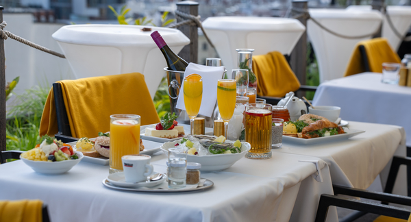 Prémiová snídaně na střešní terase Pytloun Sky Bar & Restaurant Prague na Václavském náměstí