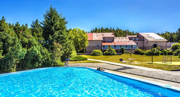 Relaxační pobyt s polopenzí a wellness procedurami v Hotelovém resortu JESENICE pro 2 osoby na 2 noci