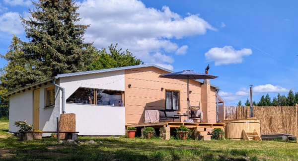 Netradiční pobyt v Chatce u Vlka na břehu řeky Lomnice s výhledem na zámek Lnáře