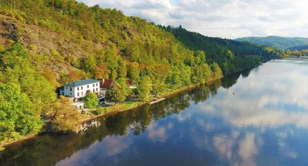 Klid na břehu Vltavy: Pobyt v hotelu Mandát pro 2 osoby na 2 noci s polopenzí
