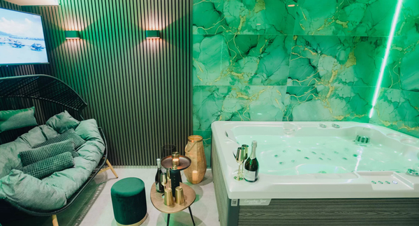 Privátní relax v kanadské vířivce s lahví prosecca a mísou ovoce pro 2 osoby v Praze