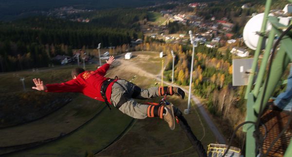 Bungee jumping z televizní věže v Harrachově