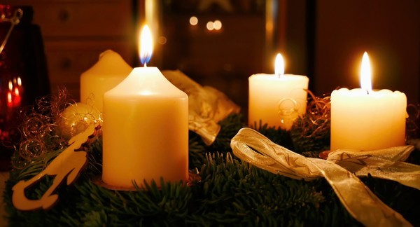 Adventní plavba po Vltavě 2025 s talířem plným cukroví, horkým nápojem a vánočními koledami