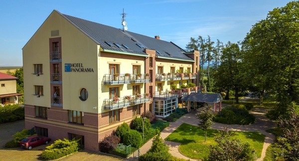 Pobyt s polopenzí a privátním wellness ve stylovém April hotelu Panorama**** pro 2 osoby